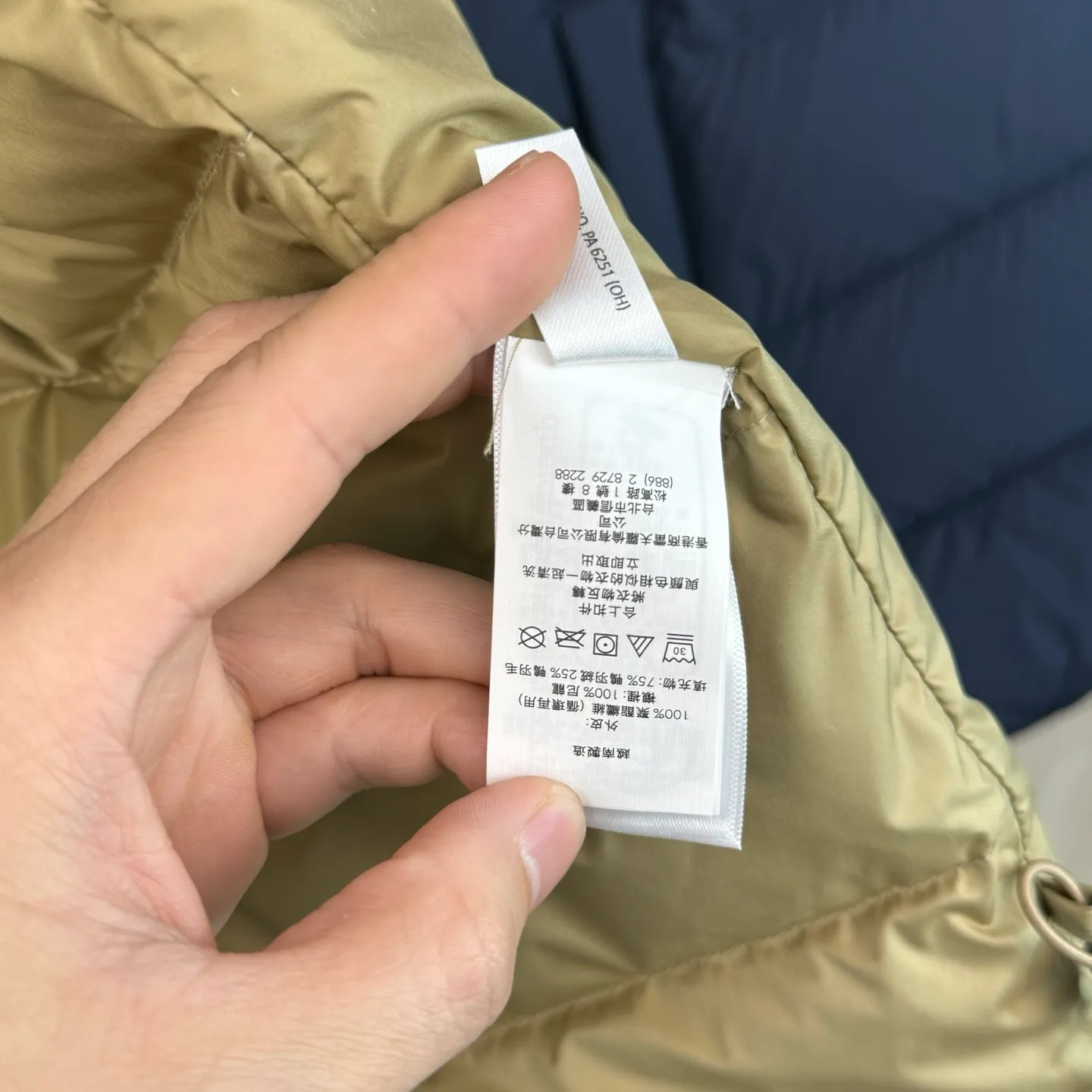 P930 Ralph Lauren lightweight down jacket size s m l xl The nylon fabric has good windproof and waterproof properties, which can effectively block the intrusion of wind and rain from the outside and keep the inside dry, suitable for wearing in humid or rainy environments.  The red label on the chest is made with an imported MECLO embroidery machine. The original pattern is scanned first, and then high-quality silk thread is used to make a pattern. The density effect is adjusted by continuous pattern making.  Exquisite details: the zipper design is simple and elegant, easy to operate; the closing design of the cuffs and hem effectively prevents the intrusion of cold wind, improving the warmth and comfort of wearing.  High-quality filling: 90 white duck down is selected, with a weight of 260g, ensuring excellent thermal insulation performance. After strict screening and processing, the velvet is not easy to drill, ensuring durability. The hangtags, wash marks, air holes, and four-button buttons are all customized from the original one-to-one mold.